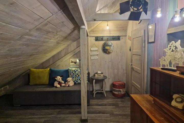 Room 10 of 14