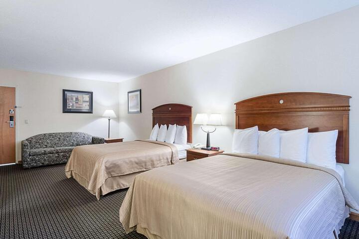 2 Queen Beds (16 of 22)