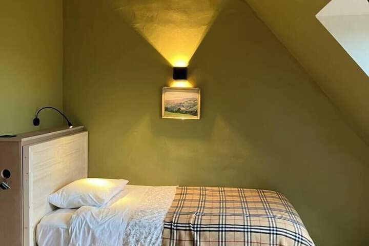 Room 9 of 34