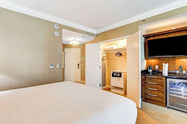 Room 8 of 65