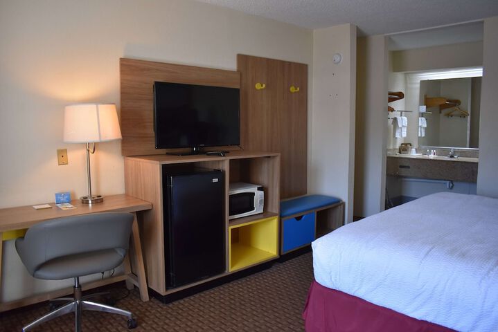 1 King Bed (2 of 14)