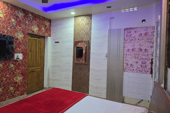 Room 6 of 16