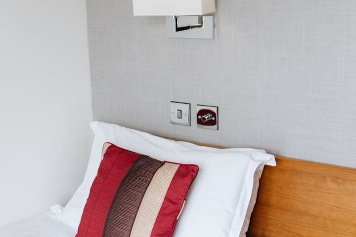Room 5 of 43
