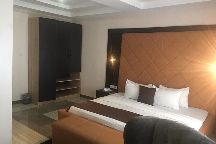 Room 17 of 33