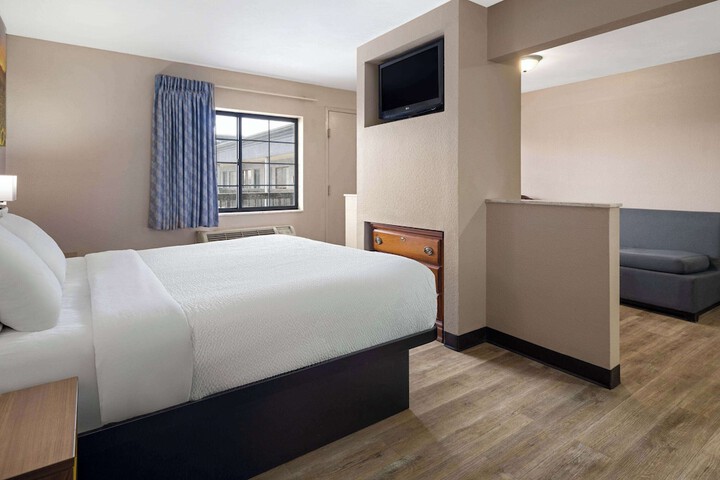 1 King Bed (6 of 19)