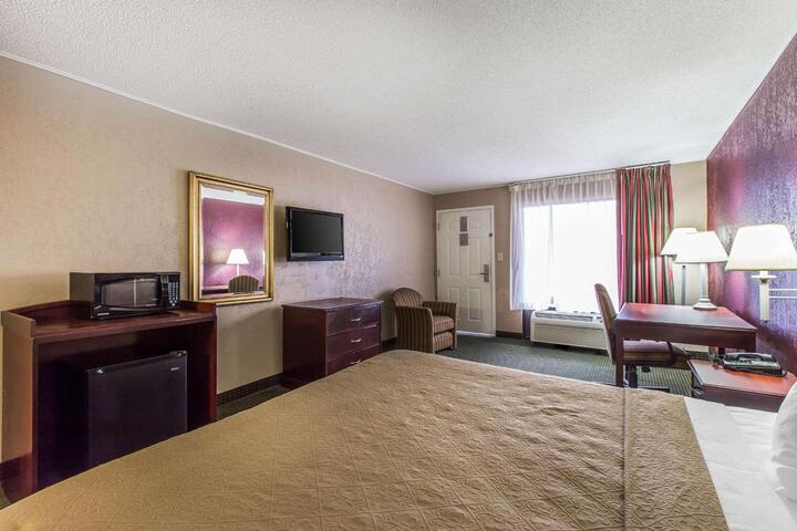 1 King Bed (4 of 15)