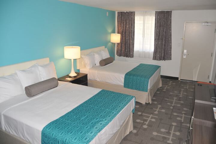 2 Queen Beds (2 of 7)