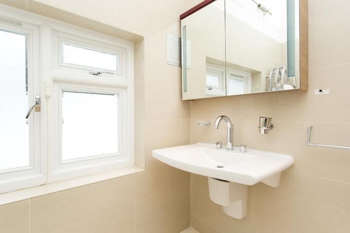 Veeve Spacious 5 Bed House on Cambridge Road Battersea