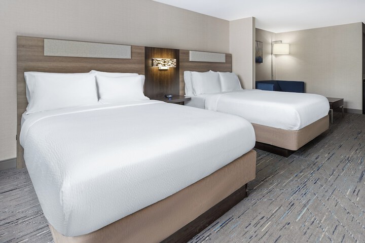 2 Queen Beds (1 of 9)