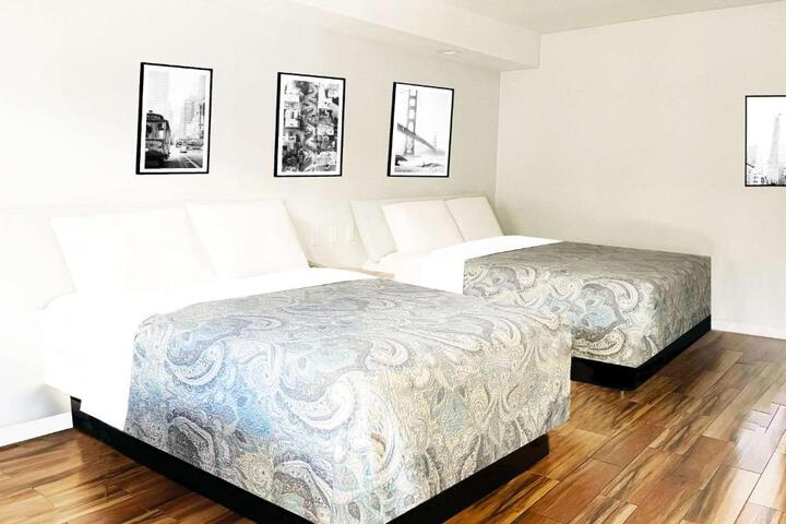1 Queen Bed (12 of 16)