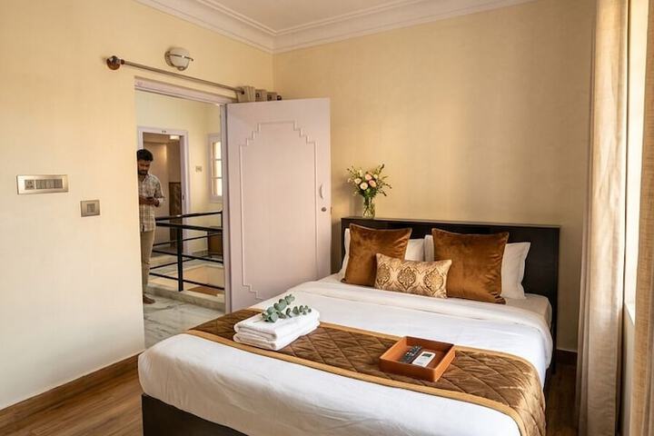 Room 9 of 19