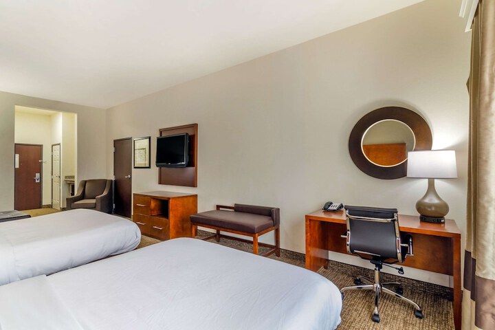 2 Queen Beds Accessible (10 of 12)
