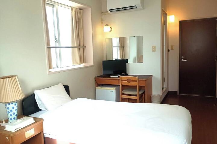 Room 10 of 16