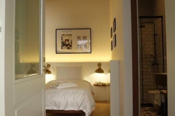 Room 27 of 60