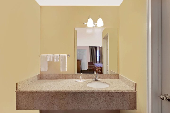 1 King Bed (6 of 8)