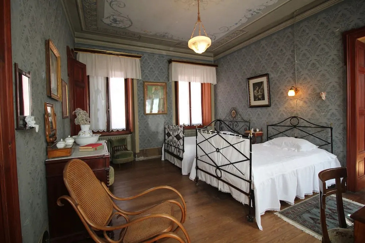 Room 4 of 17