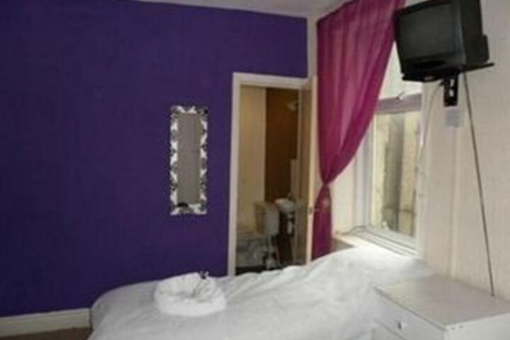 Room 4 of 10