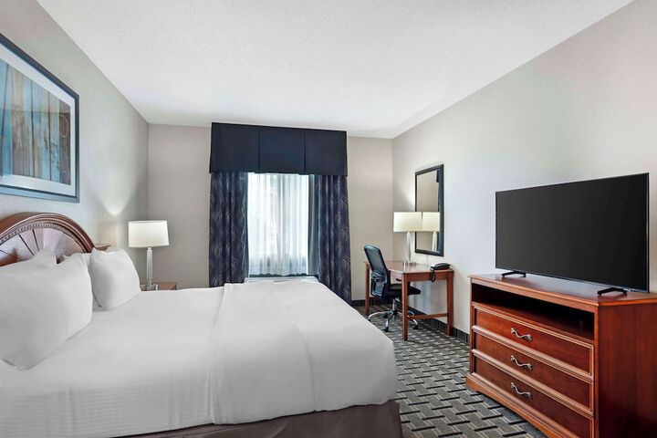 1 King Accessible Comm Assist Roll in Shower Microwave, Refrigerator WiFi Full Breakfast (13 of 16)