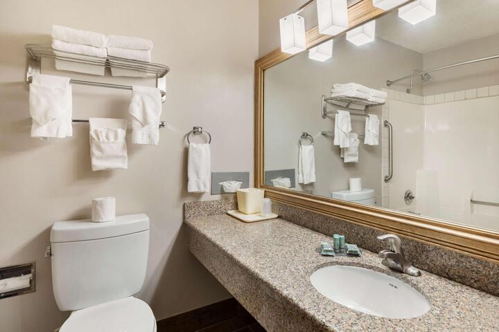 2 Double Beds Microwave and Refrigerator WiFi Full Breakfast (4 of 5)