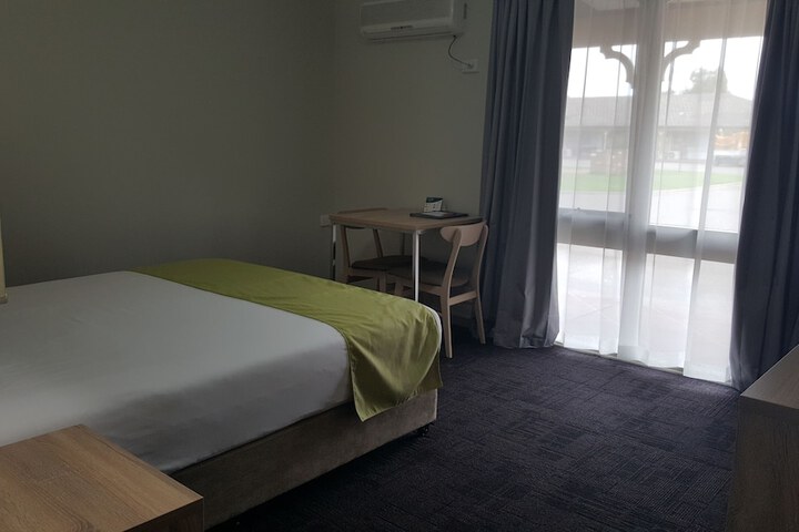 Room 4 of 76
