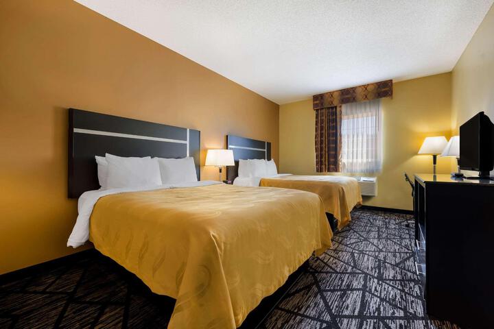 1 Queen Bed Accessible (8 of 13)