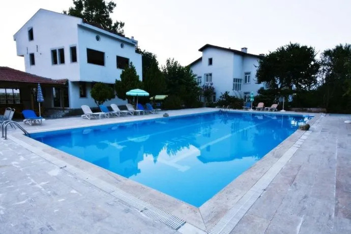 Pool 5 of 8
