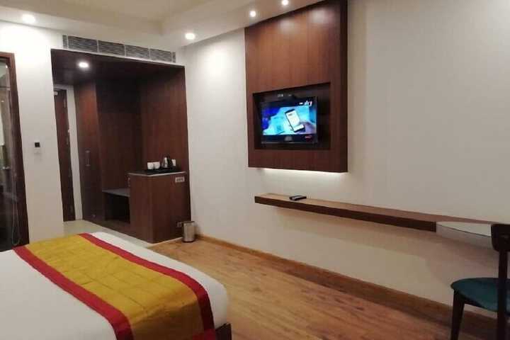 Room 8 of 34