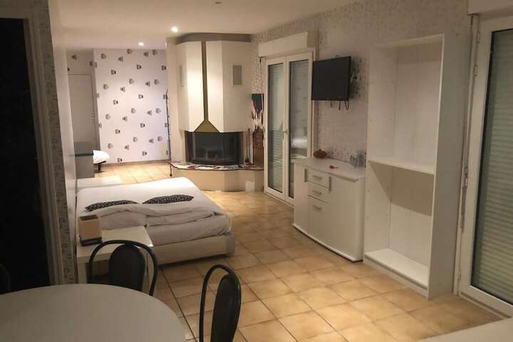 Room 9 of 28