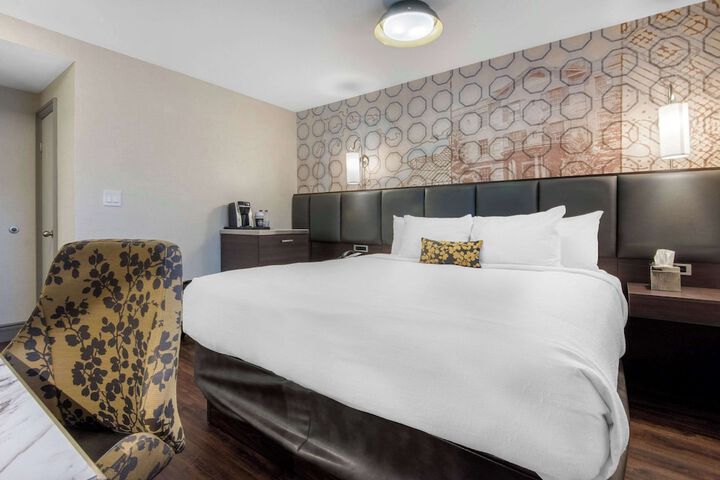1 Queen Bed (1 of 7)