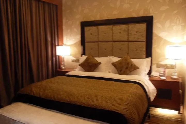 Room 4 of 12