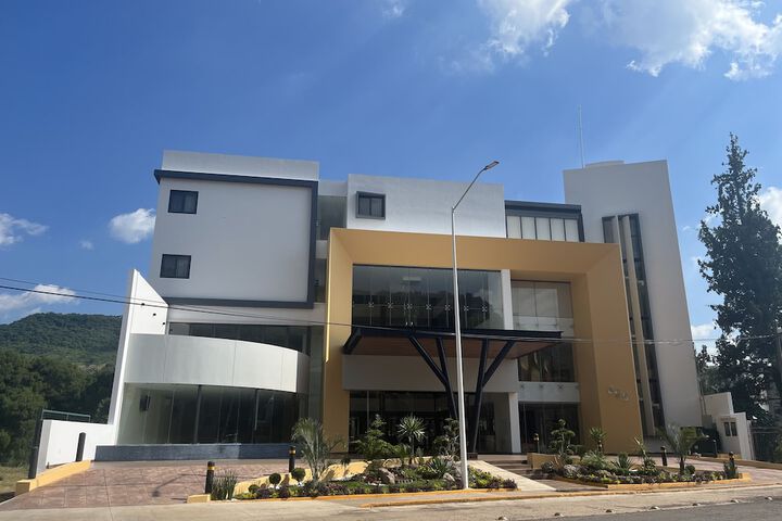 Exterior of Hotel Cinco Diamantes