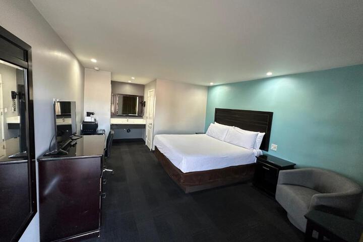 Deluxe King Bed (3 of 3)