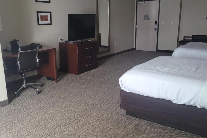 1 Queen Bed (3 of 11)