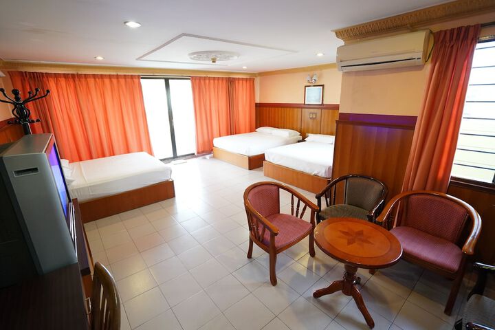 Room 6 of 28