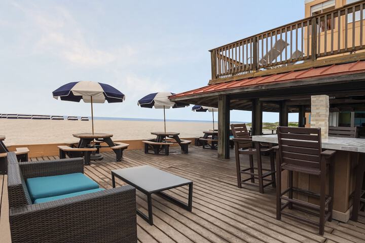 Poolside bar