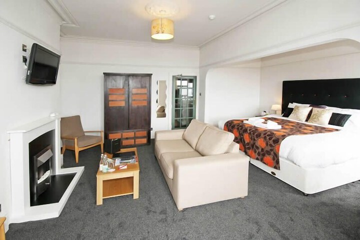Room 11 of 15