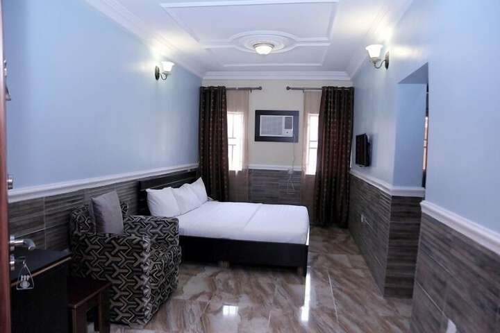 Room 4 of 39