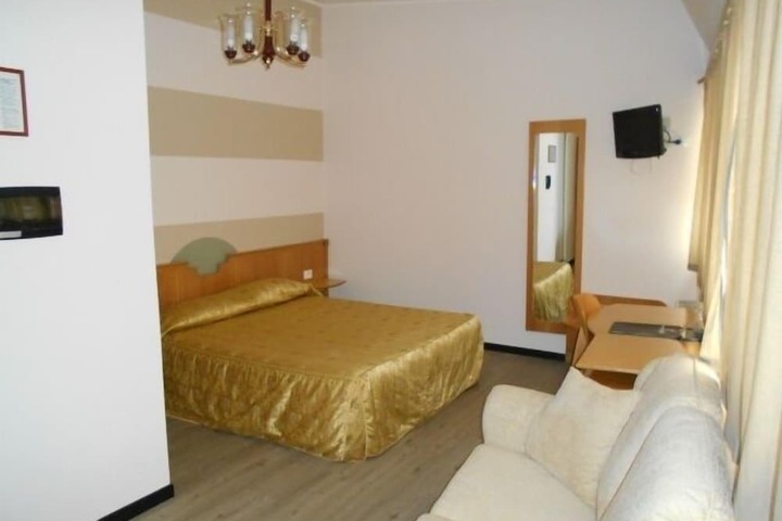 Room 11 of 36