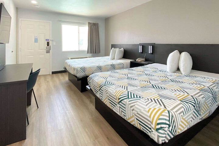 1 Queen Bed (6 of 19)