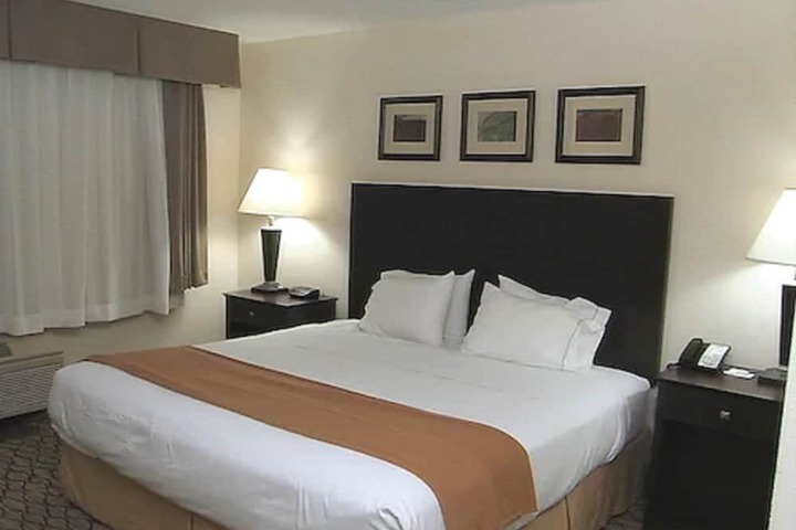 1 King Bed (3 of 20)