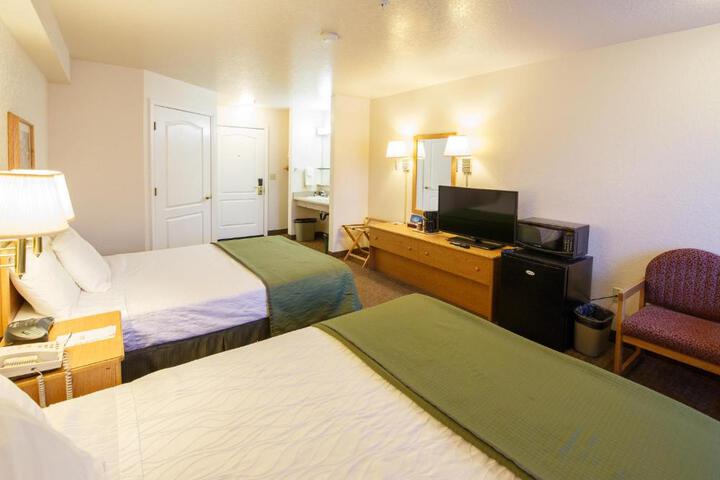 2 Queen Beds (9 of 10)