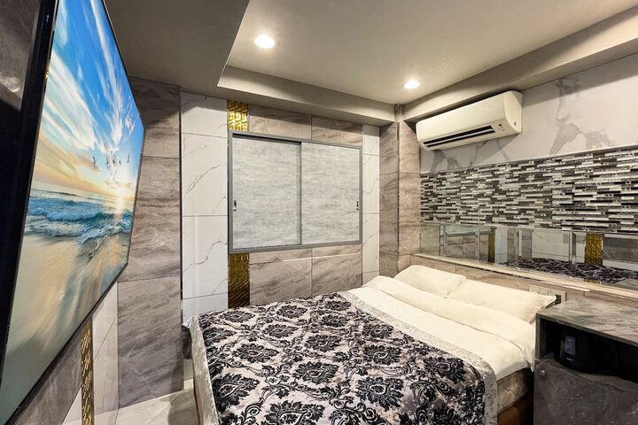 Room 9 of 34
