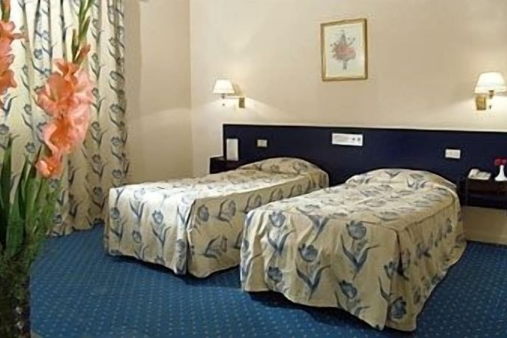 Room 7 of 16