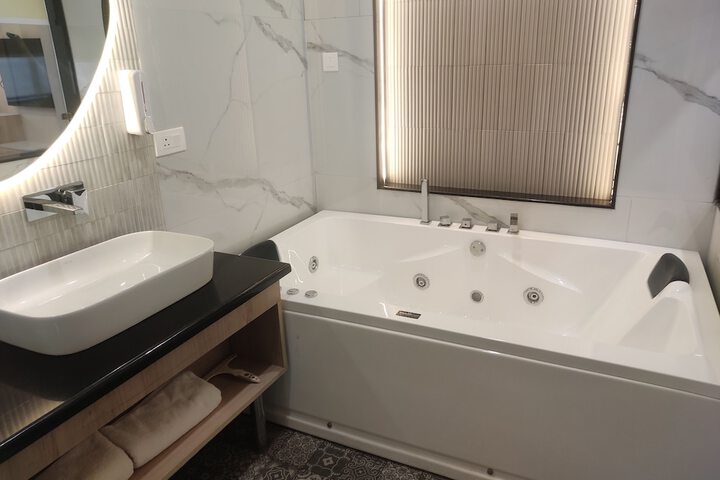 Room 12 of 16