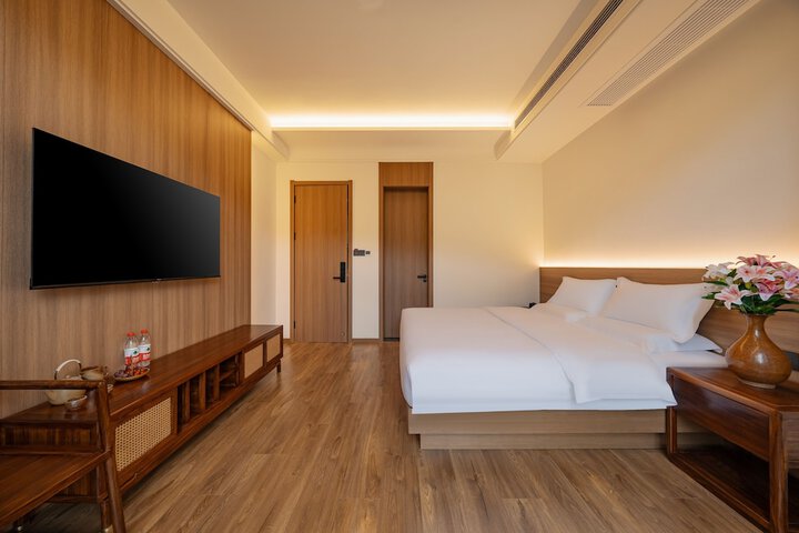 Room 5 of 80