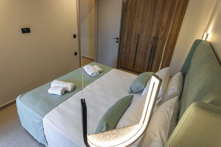 Room 7 of 63