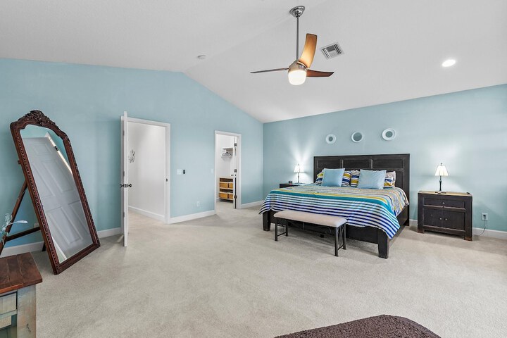 Room 4 of 73