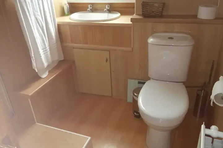 Room 6 of 10