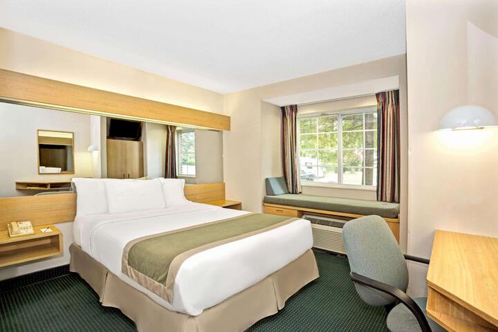 1 Queen Bed (2 of 14)