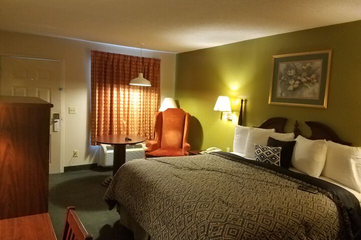 1 King Bed (4 of 11)